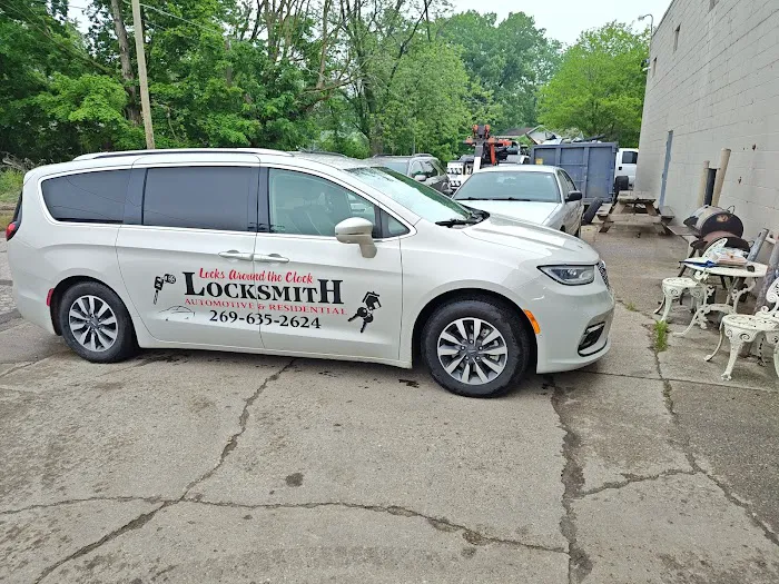 Locks Around the Clock Picture 9