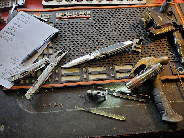 (Buds) The Lock Shop Picture 4