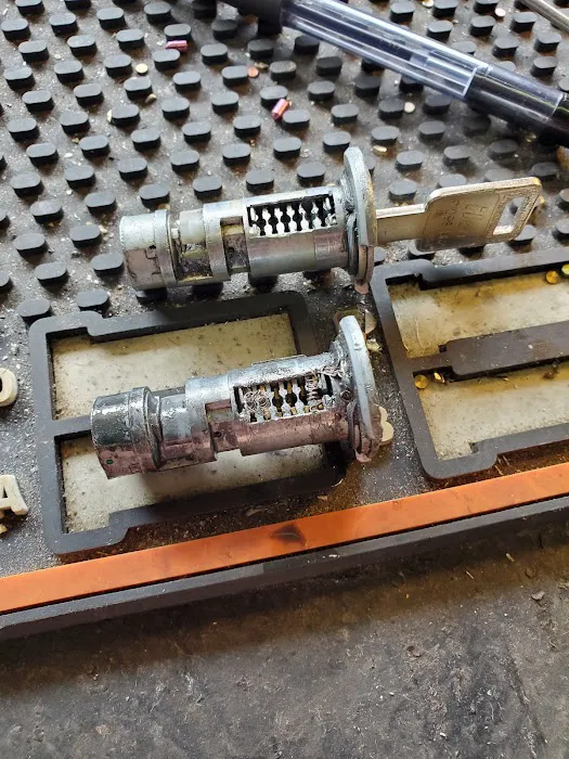 (Buds) The Lock Shop Picture 3