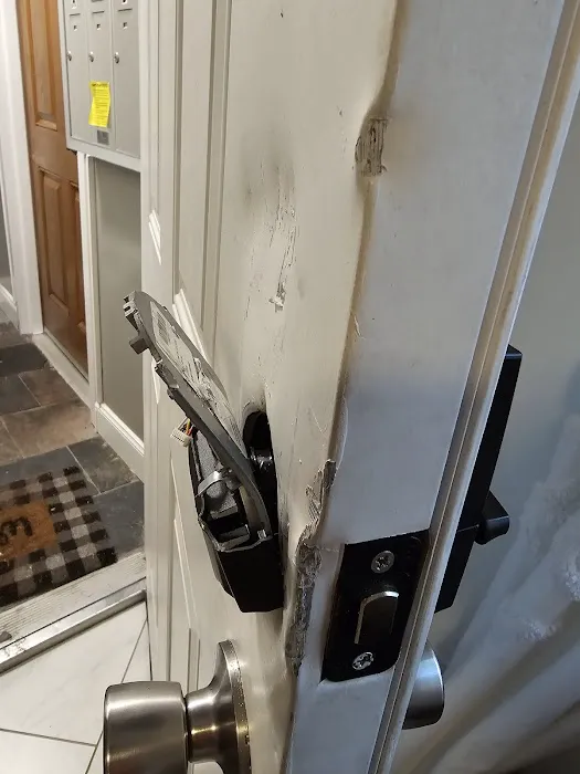 E.B LOCKSMITH SERVICES- CAR KEY MADE LLC Picture 2