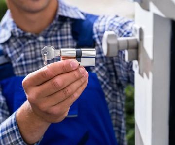 The Risks of Using Locksmith Services Without a License