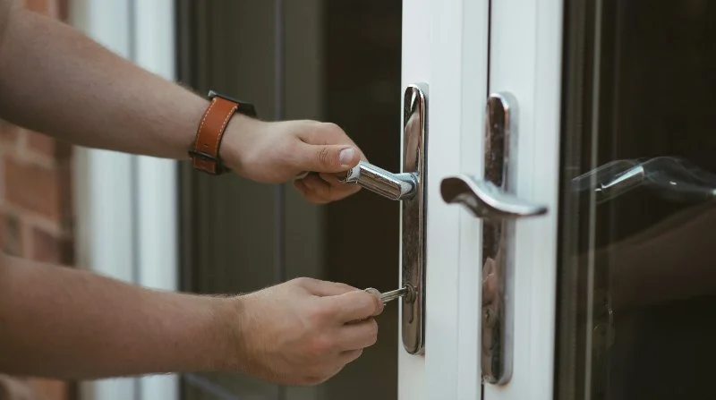 How to Choose a Locksmith Who Offers 24/7 Emergency Services