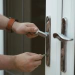 How to Choose a Locksmith Who Offers 24/7 Emergency Services