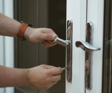 How to Choose a Locksmith Who Offers 24/7 Emergency Services