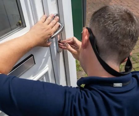 How to Find a Fast Locksmith Near Me During Peak Hours