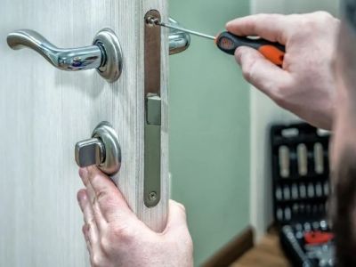 Why Locksmith Near Me Reviews Matter Before Hiring a Professional