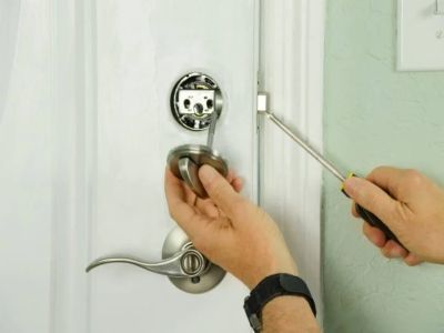 Can a Locksmith Near Me Fix Broken Door Locks Without Replacement | Expert Insights
