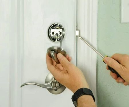 Can a Locksmith Near Me Fix Broken Door Locks Without Replacement | Expert Insights