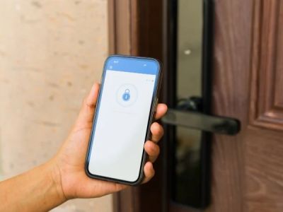 Is It Safe to Install Smart Locks With a Locksmith Near Me: Expert Guide