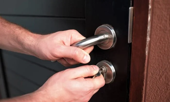 What to Do If Your Key Won’t Come Out of the Lock | Locksmith Finder