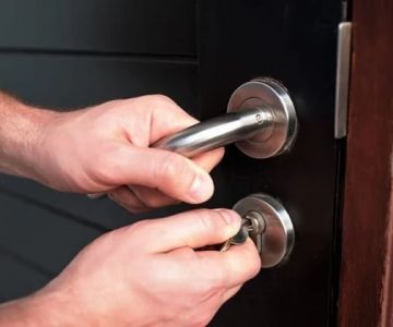 What to Do If Your Key Won’t Come Out of the Lock | Locksmith Finder