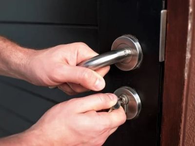 What to Do If Your Key Won’t Come Out of the Lock | Locksmith Finder