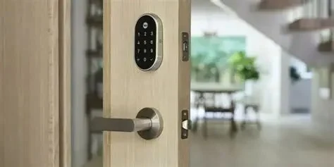 How to Choose Between Smart Locks and Traditional Locks