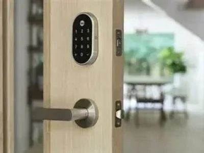 How to Choose Between Smart Locks and Traditional Locks