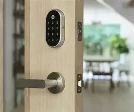 How to Choose Between Smart Locks and Traditional Locks