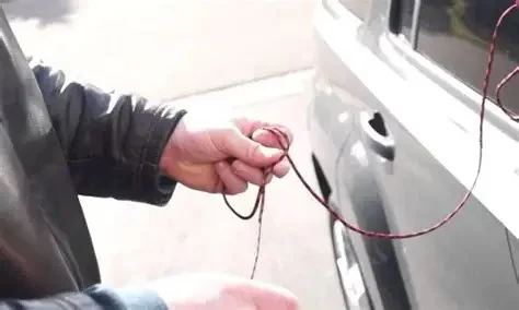 How Locksmiths Unlock Cars Without Keys Using Professional Tools