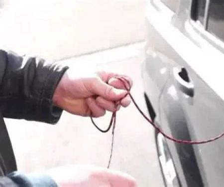 How Locksmiths Unlock Cars Without Keys Using Professional Tools
