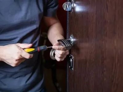 Is It Legal for a Locksmith Near Me to Unlock Any Door?