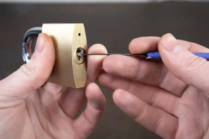 How Locksmiths Help With Key Extraction From Broken Locks Safely