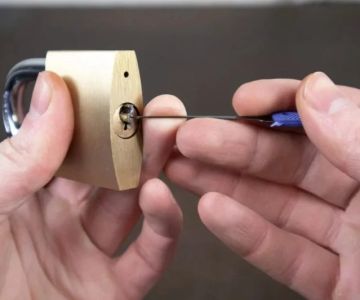 How Locksmiths Help With Key Extraction From Broken Locks Safely