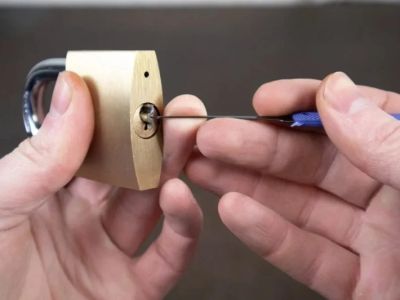 How Locksmiths Help With Key Extraction From Broken Locks Safely