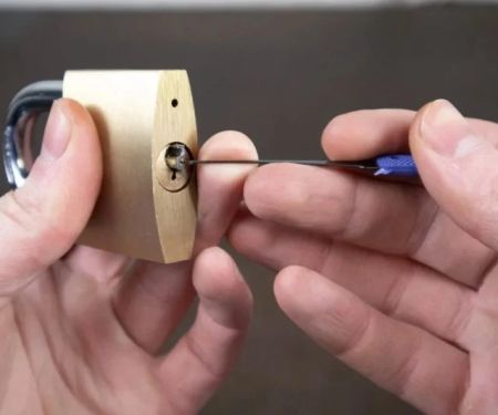 How Locksmiths Help With Key Extraction From Broken Locks Safely